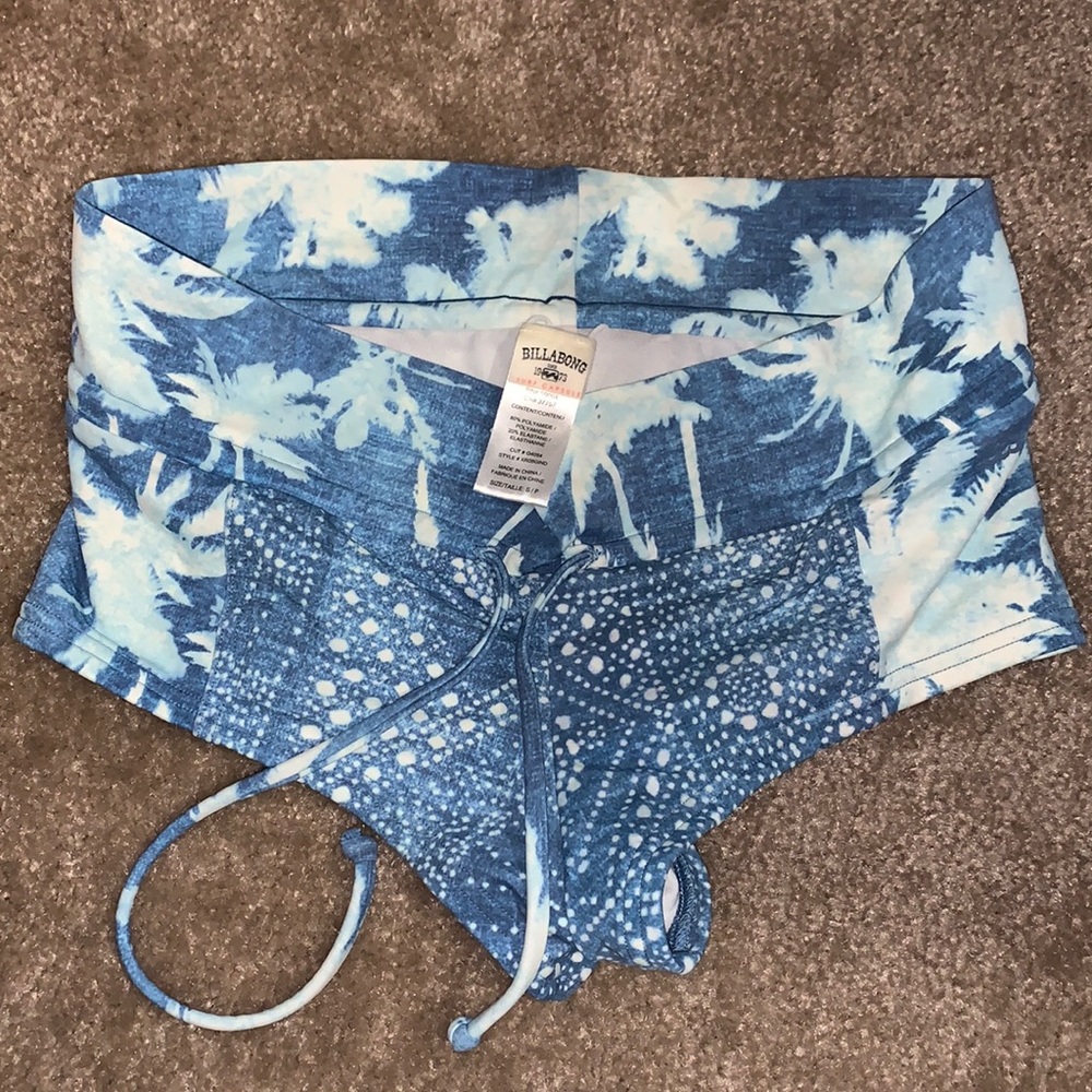 Vintage high wasted woman’s swim bottoms. Size S.